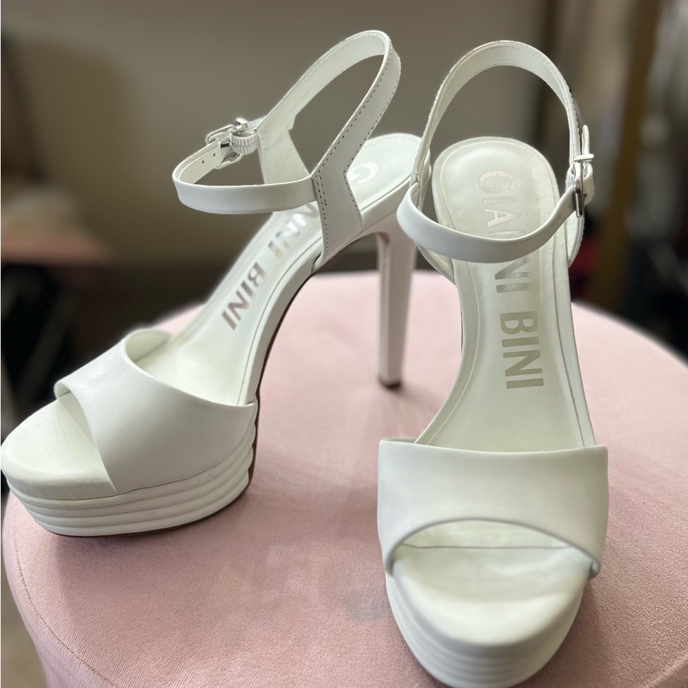 Gianni Bini White leather pumps with ankle strap